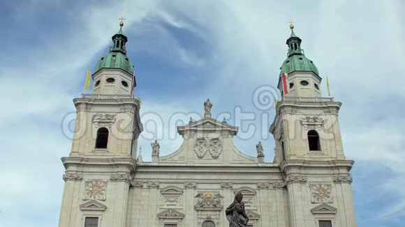 萨尔茨堡大教堂正面立面从地面向上倾斜视频的预览图