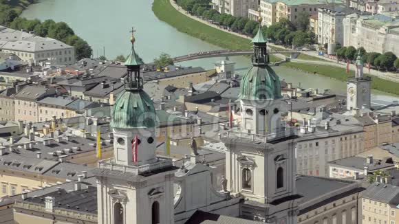 两座拥有萨尔茨堡大教堂铜圆顶的令人惊叹的塔楼在城市视野的背景下视频的预览图