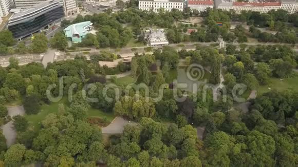 奥地利维也纳市中心带池塘的绿色公园美景视频的预览图