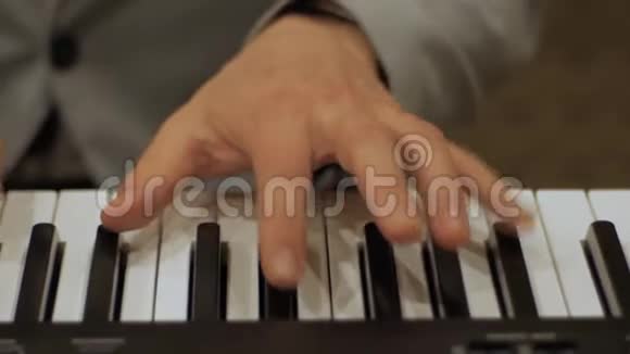 男性手弹钢琴视频的预览图