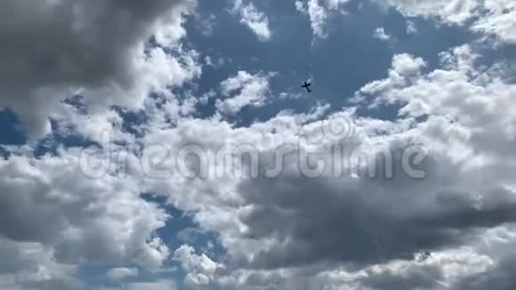 一架飞机在蓝天背景下的空中表演的电影动画视频的预览图