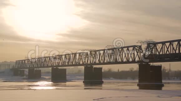 铁路大桥过江视频的预览图