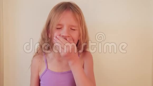 家里有过敏或病毒的可爱小女孩小女孩咳嗽视频的预览图