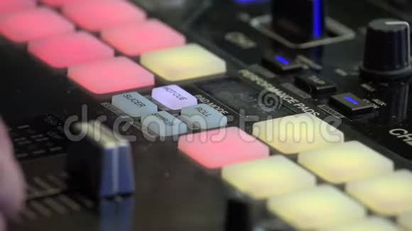 DJ节拍制造者在节拍垫上按下五颜六色的按钮紧紧抓住男人的手指视频的预览图