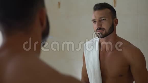 男人在浴室用洗后水洗脸防止皮肤干燥视频的预览图