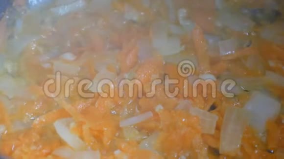 切好的洋葱和胡萝卜用葵花籽油煎视频的预览图