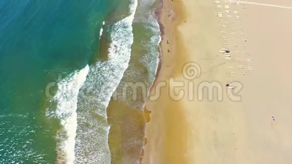 地中海海滩的鸟瞰图斯皮特伊兹图祖分享大海和达利安河人们走在视频的预览图