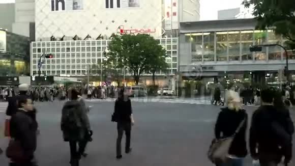拥挤的十字路口在东京石布亚视频的预览图