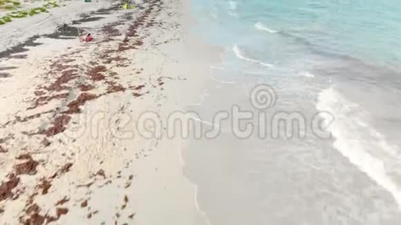 在墨西哥坎昆附近的IlaBlanca海滩上一次低传球的海浪和游泳运动员视频的预览图