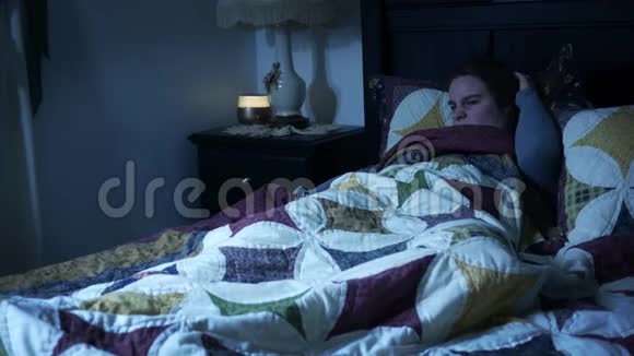 一个白人女人晚上睡在床上视频的预览图
