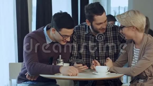 一群年轻的创意人士穿着商务休闲服装在会议桌上合作讨论工作使用视频的预览图