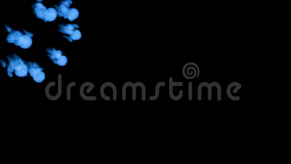 黑色背景上的蓝色荧光墨水三维渲染与卢马哑光5视频的预览图