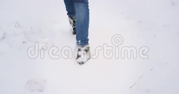 细节特写两位游客漫步雪域在一个冬天的山中央视频的预览图