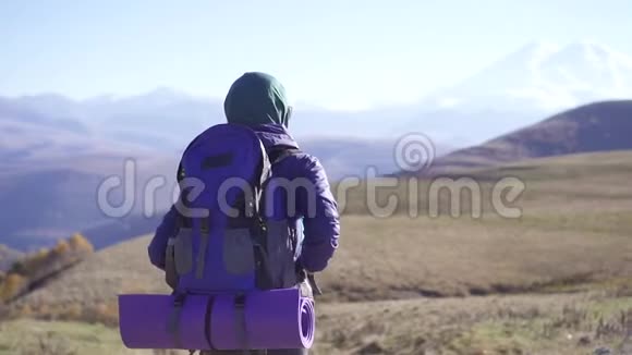 带着旅游背包在山路上旅行的阿拉伯年轻女子慢悠悠视频的预览图