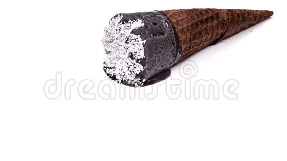 巧克力风味冰淇淋蛋筒椰丝融化白色背景时间间隔视频的预览图
