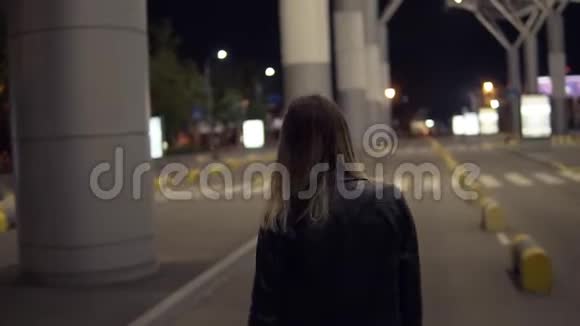 有趣的金发女孩走在城市街头自由跳舞戴着相机的微笑女人视频的预览图