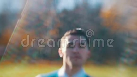 秋日年轻人在公园里奔跑呼吸视频的预览图