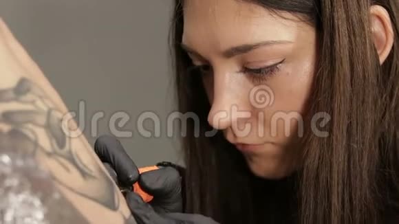 白种人女性纹身艺术家在工作过程中视线集中在集中的脸上视频的预览图