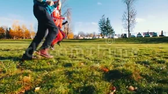 年轻人在公园里跑步侧角慢动作视频的预览图