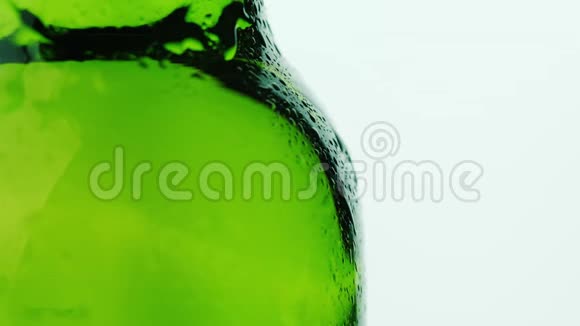玻璃饮料瓶的一部分凝结水的滴落下来在白色背景上清凉饮料概念视频的预览图