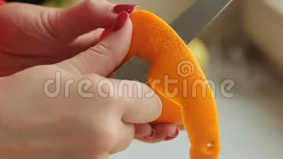 剥去橘皮做成新鲜的冰沙视频的预览图
