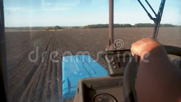 农民在耕地上驾驶拖拉机拖拉机农业工程视频的预览图
