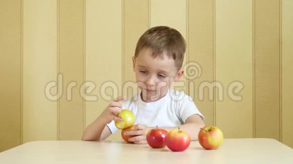 孩子玩苹果坐在桌旁说些什么视频的预览图