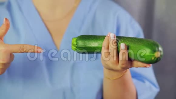 绿色西葫芦在女性手中手秀没问题视频的预览图