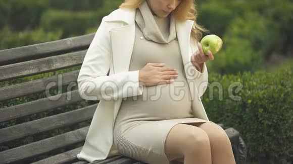 准妈妈吃苹果轻轻抚摸肚子母爱关怀视频的预览图