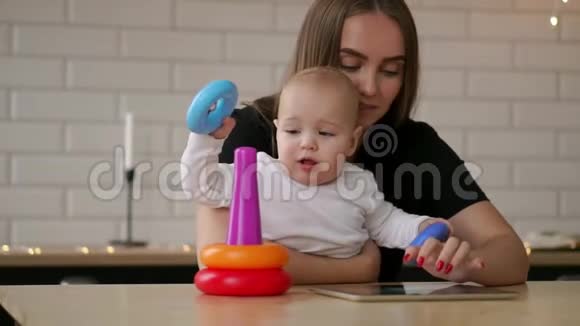 小女孩和妈妈在家玩彩色玩具视频的预览图