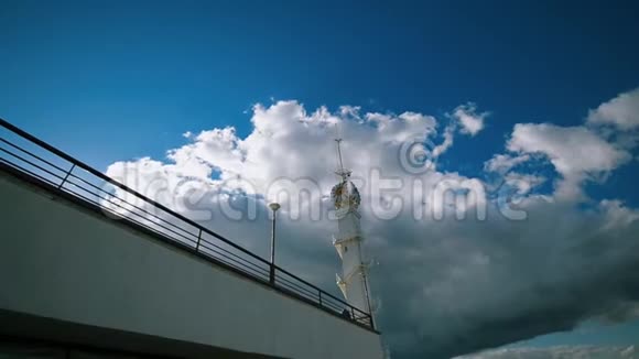 云层背景下的钟楼视频的预览图