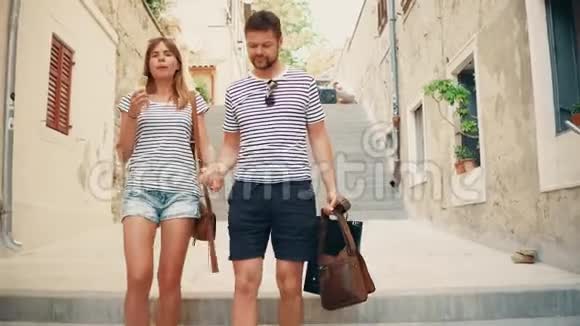 年轻夫妇在地中海步行街散步度假视频的预览图