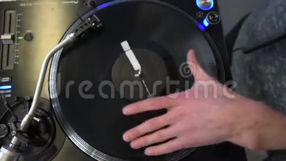 专业DJ混合模拟乙烯基记录在生产工作室在晚会上艺人们手摇旋转的音乐唱片视频的预览图
