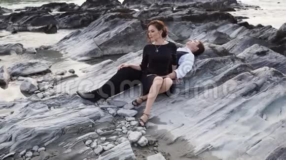 一对夫妇在河边的山崖上摆姿势视频的预览图