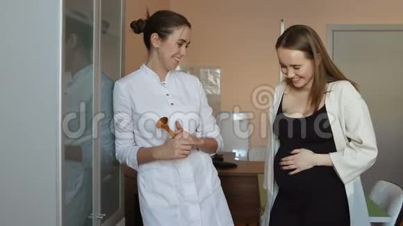 一位女医生和一位年轻的孕妇站在办公室里一位医生询问病情和视频的预览图