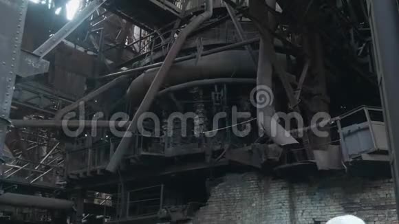 俄罗斯重工业城市废弃冶金厂旧高炉全景视频的预览图