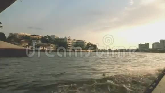 晚上在潮法拉河快船上划船泰国曼谷视频的预览图