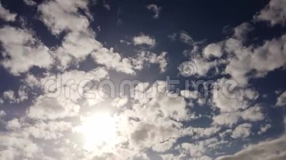 夏日的天空带着阳光和美丽的阿尔托古卢斯云在蓝天中飞舞带着背光的效果视频的预览图