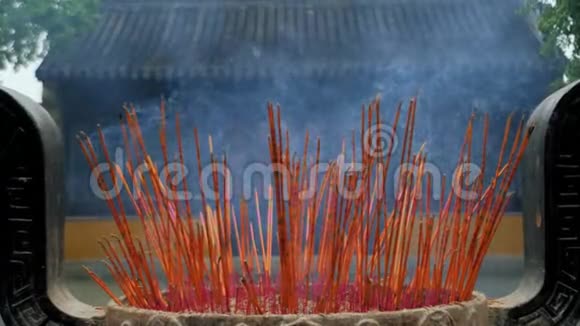 在一座中国寺庙的燃烧炉里香枝慢慢燃烧视频的预览图