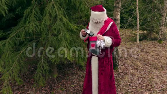 在森林云杉附近送礼物的圣诞老人视频的预览图