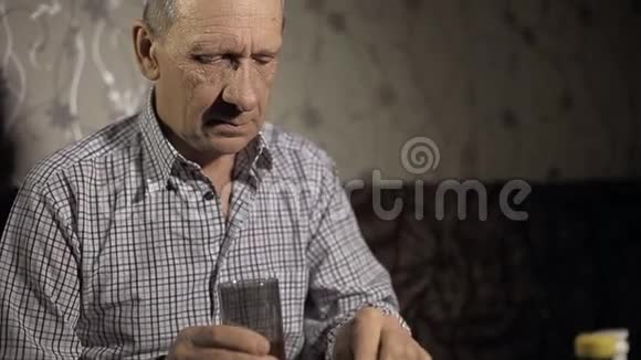 老人喝药丸老年疾病控制视频的预览图
