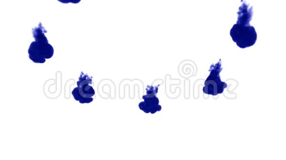 白色背景上的蓝色墨水三维渲染与卢马哑光圆形油墨注射结构7视频的预览图