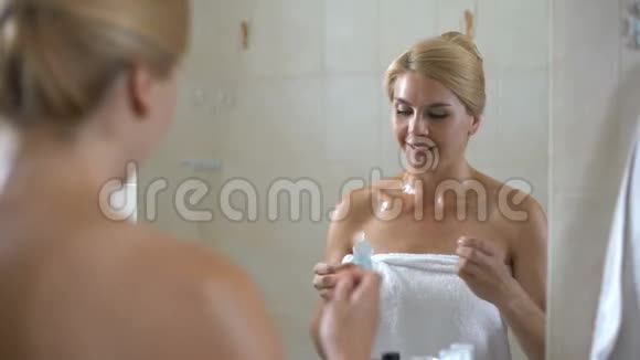 女洗手间用牙线刷牙预防牙齿疾病视频的预览图