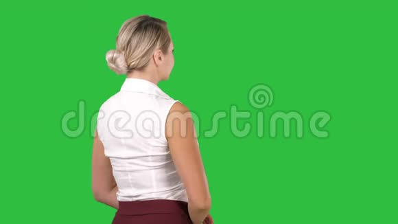 商务女性将手放在绿色屏幕上的臀部Chroma键视频的预览图