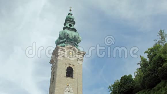 历史塔有时钟和青铜圆顶天主教教堂对抗天空在夏季视频的预览图