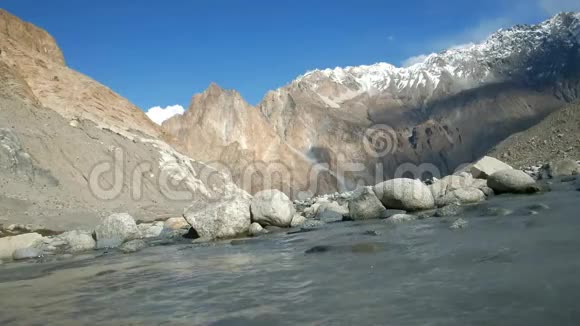 从冰川融化的水流帕苏吉尔吉特巴尔蒂斯坦巴基斯坦视频的预览图