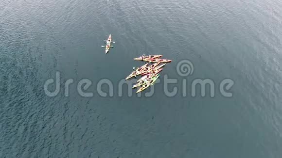 从空中俯瞰皮划艇旅游路线几个皮划艇在一堆水中的海船之间相遇视频的预览图