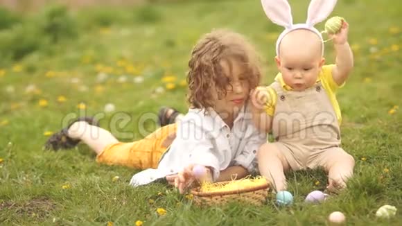 可爱的孩子有兔子耳朵的男孩兄弟复活节猎蛋儿童和复活节传统儿童和假日视频的预览图