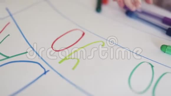 儿童绘画孩子在白纸上写信的手视频的预览图
