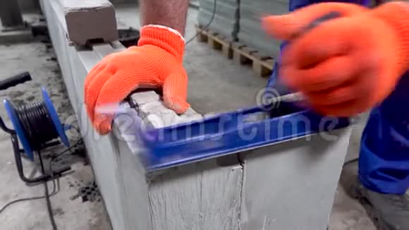 建筑工人用刨床公寓或家庭修理打磨石膏板块视频的预览图